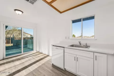 Kitchen - 40974 156th St, Lancaster, CA 93535 photo 4 of 4