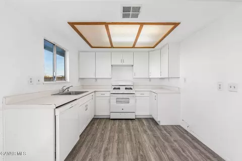 Kitchen - 40974 156th St, Lancaster, CA 93535 photo 1 of 4