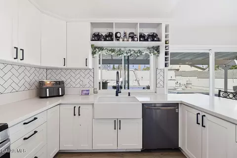 Kitchen - 44727 Benald St, Lancaster, CA 93535 photo 4 of 4