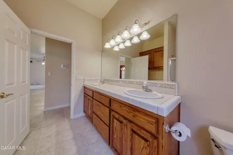 Bath - 23780 Coyote Ct, Tehachapi, CA 93561 photo 7 of 8