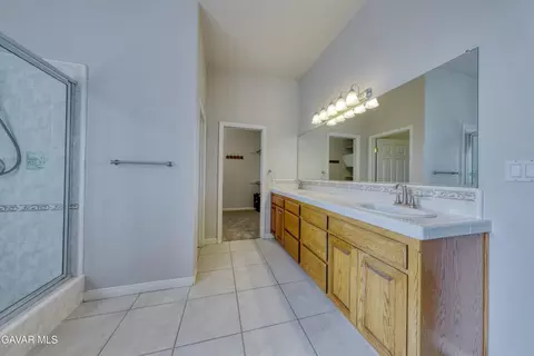 Bath - 23780 Coyote Ct, Tehachapi, CA 93561 photo 1 of 8