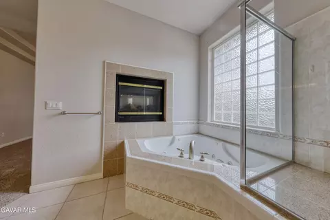 Bath - 23780 Coyote Ct, Tehachapi, CA 93561 photo 4 of 8