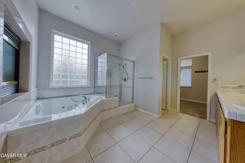 Bath - 23780 Coyote Ct, Tehachapi, CA 93561 photo 2 of 8