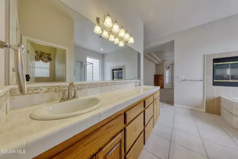 Bath - 23780 Coyote Ct, Tehachapi, CA 93561 photo 5 of 8