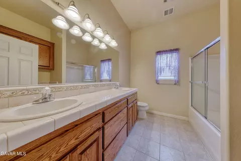 Bath - 23780 Coyote Ct, Tehachapi, CA 93561 photo 6 of 8