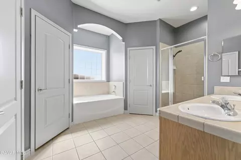 Bath - 906 Mulberry St, Tehachapi, CA 93561 photo 2 of 3