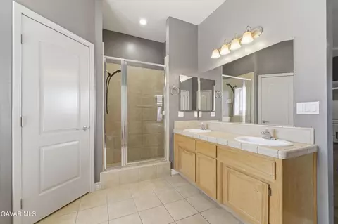 Bath - 906 Mulberry St, Tehachapi, CA 93561 photo 3 of 3