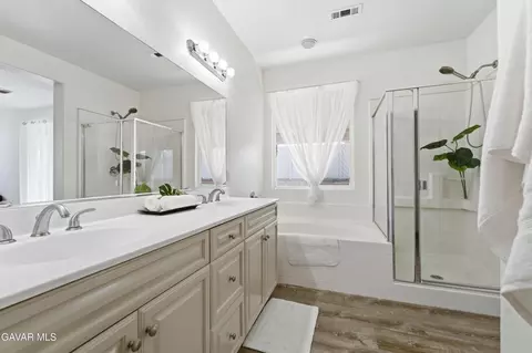 Bath - 1306 Miranda Ct, Tehachapi, CA 93561 photo 2 of 3