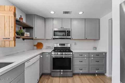 Kitchen - 44246 Ruthron Ave, Lancaster, CA 93536 photo 3 of 5