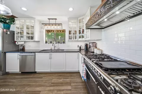 Kitchen - 23580 Timberline Way, Tehachapi, CA 93561 photo 4 of 7