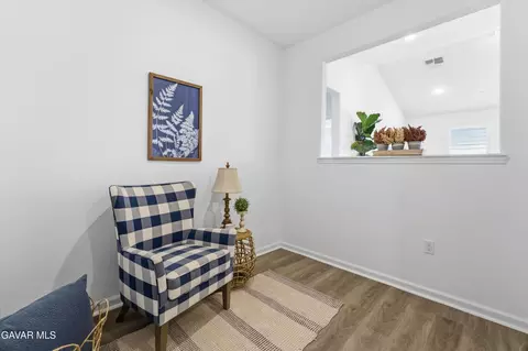 Entry Way - 219 Artina Ct, Tehachapi, CA 93561 photo 5 of 9