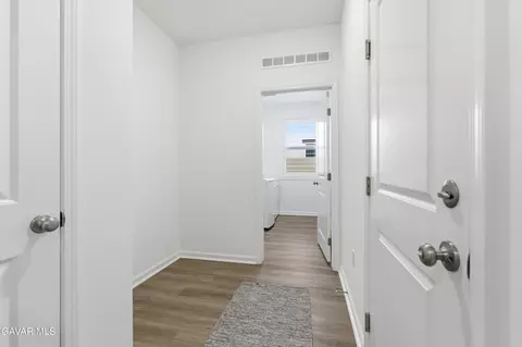 Entry Way - 219 Artina Ct, Tehachapi, CA 93561 photo 6 of 9