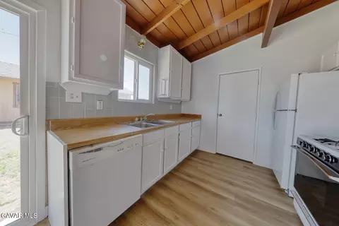 Kitchen - 15972 Rexroth Dr, Mojave, CA 93501 photo 1 of 3