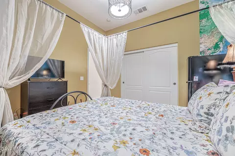 Bedroom - 33442 Desert Rd, Acton, CA 93510 photo 2 of 10
