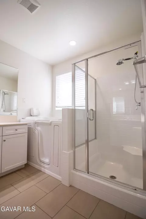 Bath - 3363 Leopard Ct, Rosamond, CA 93560 photo 2 of 5