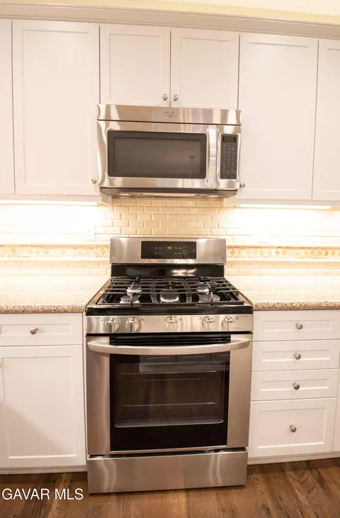 Kitchen - 3363 Leopard Ct, Rosamond, CA 93560 photo 6 of 7