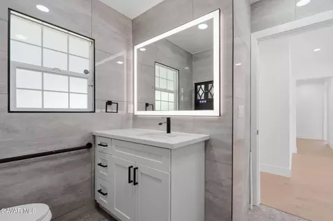 Bath - 9841 Stanwin Ave, Arleta, CA 91331 photo 2 of 3