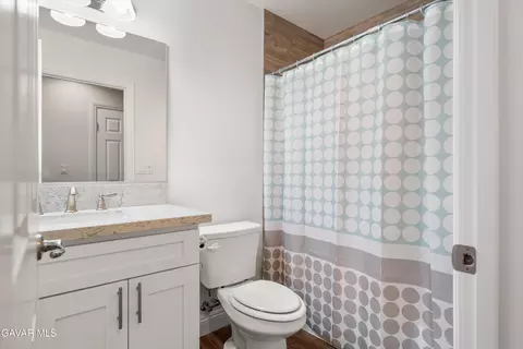 Bath - 17841 Hambletonian Dr, Tehachapi, CA 93561 photo 1 of 3