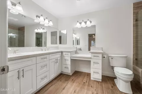 Bath - 17841 Hambletonian Dr, Tehachapi, CA 93561 photo 2 of 3