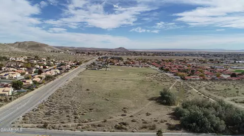 30 Th St, Rosamond, CA 93560 photo 2