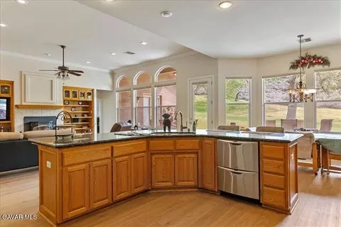 Kitchen - 26450 Cumberland Rd, Tehachapi, CA 93561 photo 4 of 5