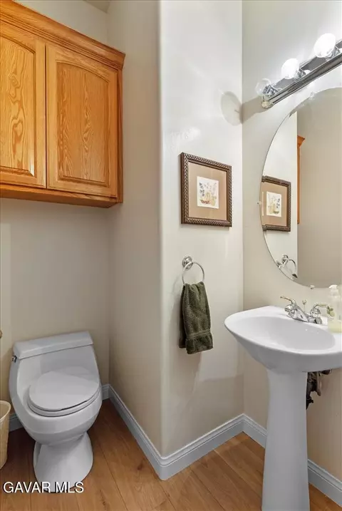 Bath - 26450 Cumberland Rd, Tehachapi, CA 93561 photo 1 of 3