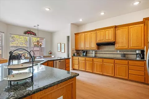 Kitchen - 26450 Cumberland Rd, Tehachapi, CA 93561 photo 2 of 5