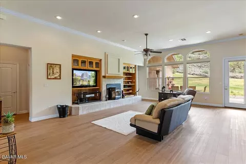 Living - 26450 Cumberland Rd, Tehachapi, CA 93561 photo 1 of 4