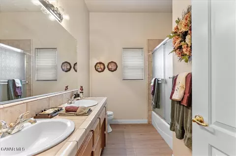 Bath - 26450 Cumberland Rd, Tehachapi, CA 93561 photo 2 of 3