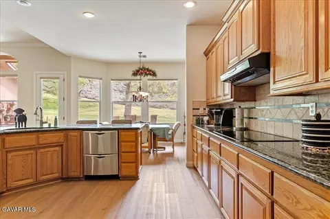Kitchen - 26450 Cumberland Rd, Tehachapi, CA 93561 photo 3 of 5