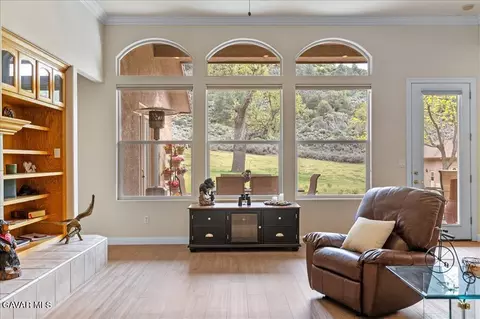 Living - 26450 Cumberland Rd, Tehachapi, CA 93561 photo 3 of 4