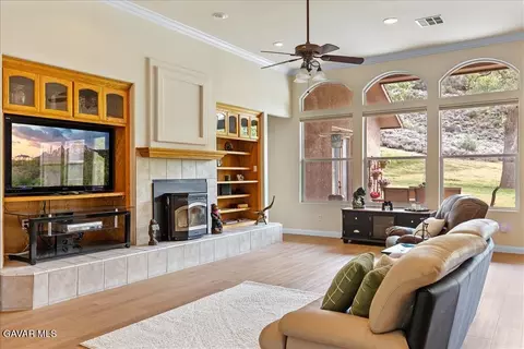 Living - 26450 Cumberland Rd, Tehachapi, CA 93561 photo 2 of 4
