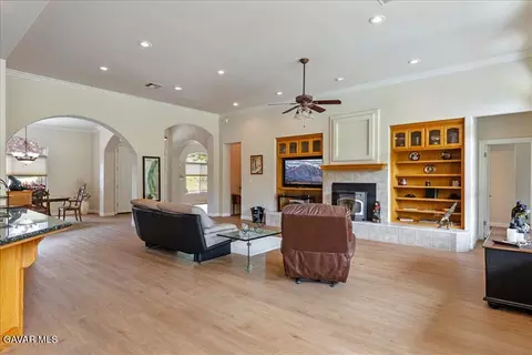 Living - 26450 Cumberland Rd, Tehachapi, CA 93561 photo 4 of 4