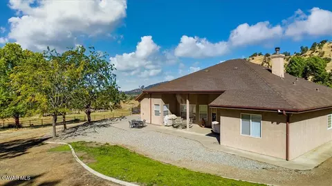 Exterior - 26450 Cumberland Rd, Tehachapi, CA 93561 photo 5 of 8