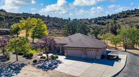 Exterior - 26450 Cumberland Rd, Tehachapi, CA 93561 photo 2 of 8