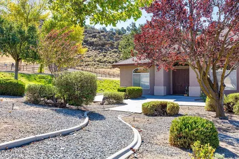 Exterior - 26450 Cumberland Rd, Tehachapi, CA 93561 photo 3 of 8