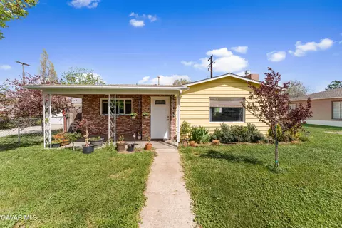 107 Brentwood Dr, Tehachapi, CA 93561 photo 2