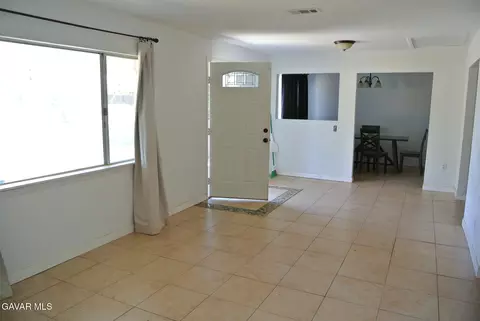 Living - 42435 45th St, Lancaster, CA 93536 photo 2 of 3
