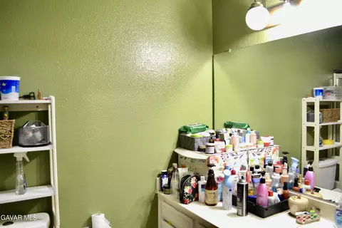 Bath - 4639 Wrightwood Way, Palmdale, CA 93552 photo 3 of 5