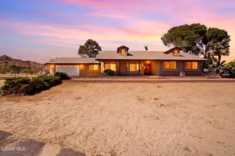 39005 161st St E, Lake Los Angeles, CA 93591