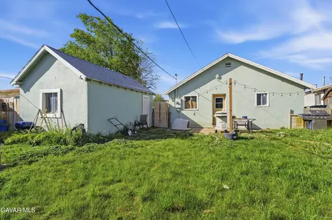 Exterior - 124 E I St, Tehachapi, CA 93561 photo 3 of 5