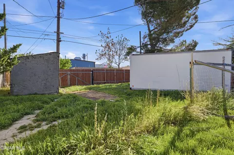 Exterior - 124 E I St, Tehachapi, CA 93561 photo 4 of 5