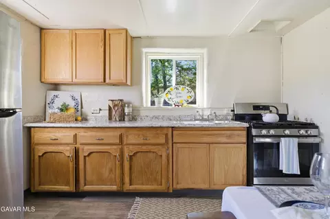 Kitchen - 124 E I St, Tehachapi, CA 93561 photo 2 of 2