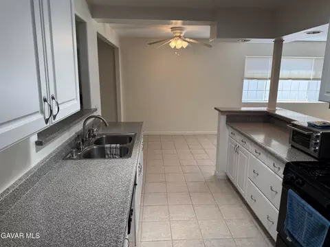 Kitchen - 38820 Juniper Tree Rd, Palmdale, CA 93551 photo 4 of 5