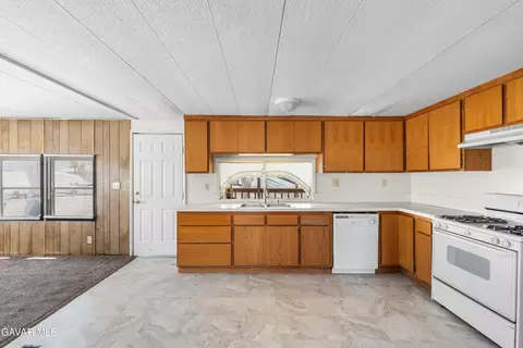 Kitchen - 2121 Nadeau St #SPC C1, Mojave, CA 93501 photo 2 of 6