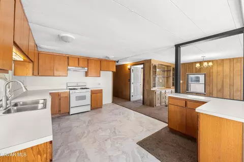 Kitchen - 2121 Nadeau St #SPC C1, Mojave, CA 93501 photo 5 of 6