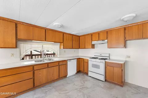 Kitchen - 2121 Nadeau St #SPC C1, Mojave, CA 93501 photo 6 of 6