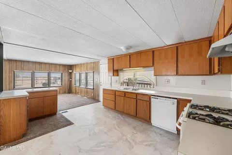 Kitchen - 2121 Nadeau St #SPC C1, Mojave, CA 93501 photo 3 of 6