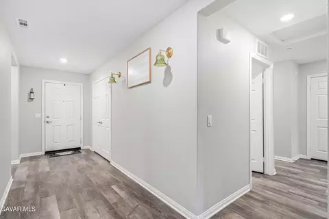 Entry Way - 44451 W 63rd St, Lancaster, CA 93536 photo 3 of 4
