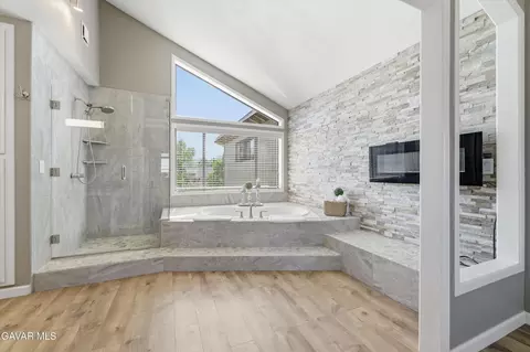 Bath - 21020 White Pine Dr, Tehachapi, CA 93561 photo 3 of 5